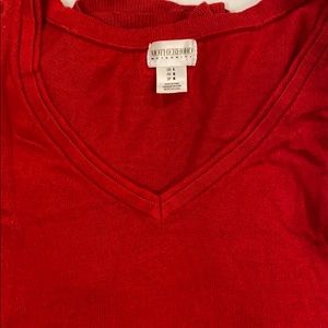 Lightweight v neck sweater with side rouching